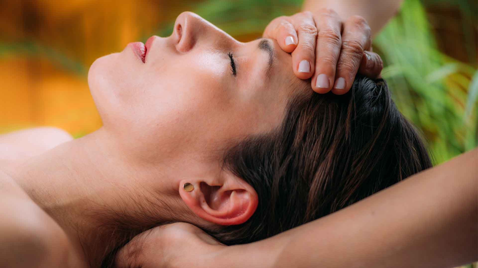 mujer recibiendo masaje en la cabeza