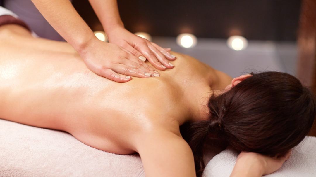 mujer recibiendo masaje relajante